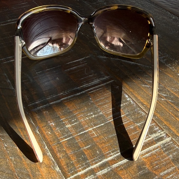 Stylish Tortoiseshell Sunglasses - Picture 8 of 9